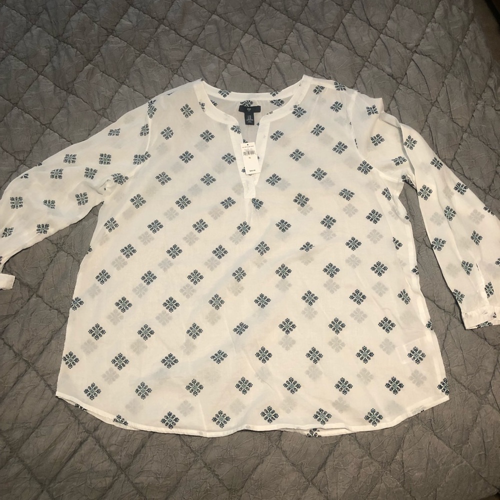 NWT Gap white shirt with blue and green print